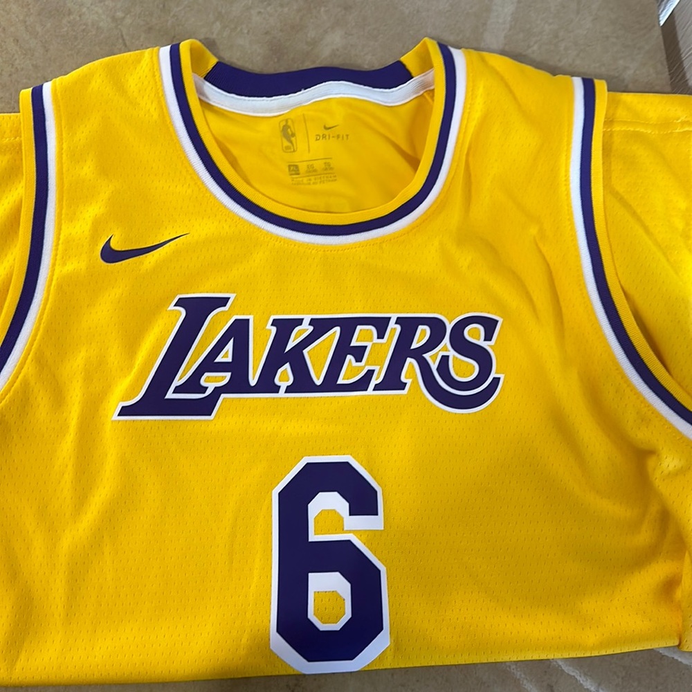 LAKERS JERSEY KIDS SIZE XL